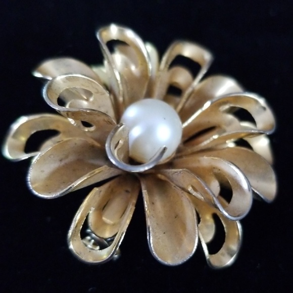 Vintage Gold Tone Flower Faux Pearl Brooch Pin - Picture 8 of 12